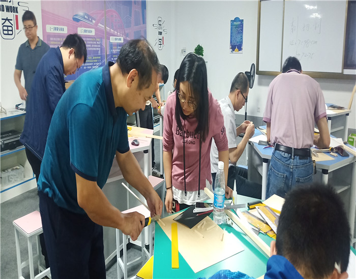 1619140158448894.jpg 组图6:老师们学习模型制作实操3.jpg