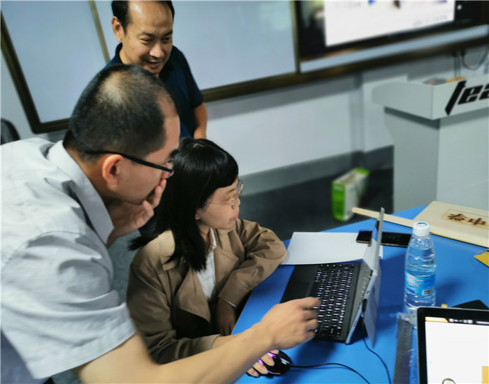 1619140104435707.jpg 组图5:老师们学习使用3D模型设计软件1.jpg