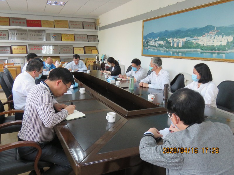 1587103160921868.jpg 高三校区何兴平校长作高三备考工作汇报.JPG