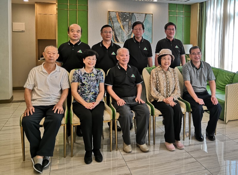 1602065060777191.jpg 20201003高中68届罗活活校友、80届叶维园校友归梅会见新老校长.jpg