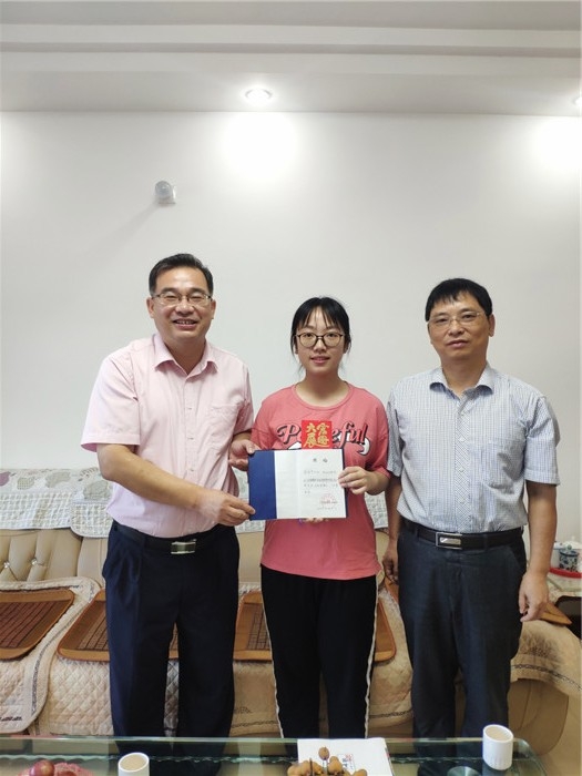 1565682305228943.jpg 1校长赠送纪念册3.JPG