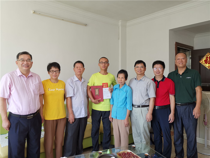 1565682158174145.jpg 校领导与杨宇翔1.jpg