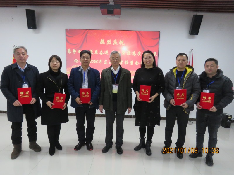 1610505102704472.jpg 10张少林董事长为去年当选的参会校董补发聘书(左起:刘益洲、南岭梅的代表红梅、刘运新、朱孟依的代表龚鸣、章航、李百尧).JPG