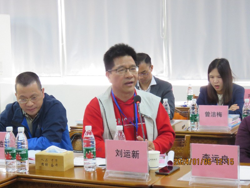 18刘运新校董发言.JPG 18刘运新校董发言.JPG