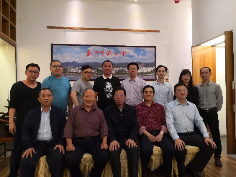 1553698876926221.jpg 0与深圳联络处校友合影.jpg